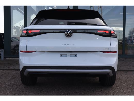 Volkswagen T-Roc Life First Edition Inclusief &euro;2000,- inruilvoordeel | Trekhaak | 'App-Connect' draadloze smartpho... ActivLease financial lease