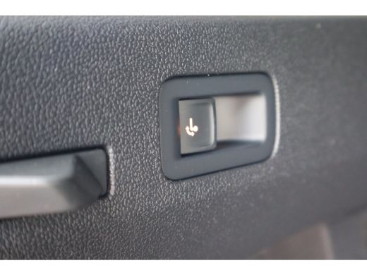 Volkswagen T-Roc Life First Edition Inclusief &euro;2000,- inruilvoordeel | Trekhaak | 'App-Connect' draadloze smartpho... ActivLease financial lease