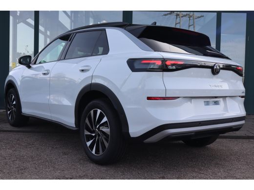 Volkswagen T-Roc Life First Edition Inclusief &euro;2000,- inruilvoordeel | Trekhaak | 'App-Connect' draadloze smartpho... ActivLease financial lease