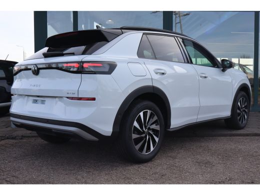 Volkswagen T-Roc Life First Edition Inclusief &euro;2000,- inruilvoordeel | Trekhaak | 'App-Connect' draadloze smartpho... ActivLease financial lease