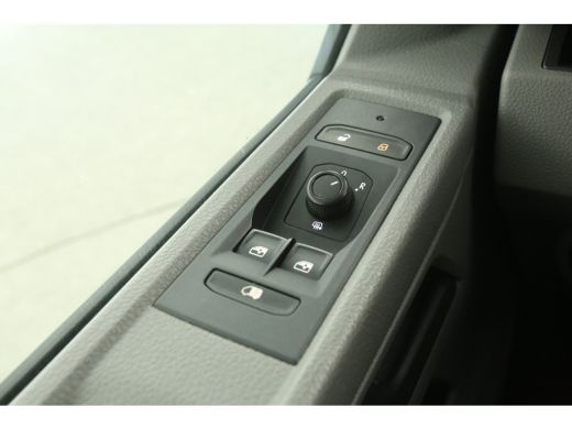 Volkswagen Transporter 2.0 TDI L2H1 | Airco | Cruise | Carplay | 3 Zits | Trekhaak | Parkeersens. | Stoelverw. ActivLease financial lease