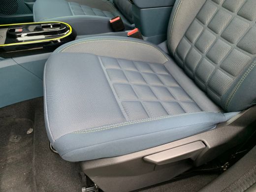 Fiat Grande Panda 1.2 Hybrid La Prima | Achterbank in delen neerklapbaar | Achterspoiler | Achteruitrijcamera ActivLease financial lease