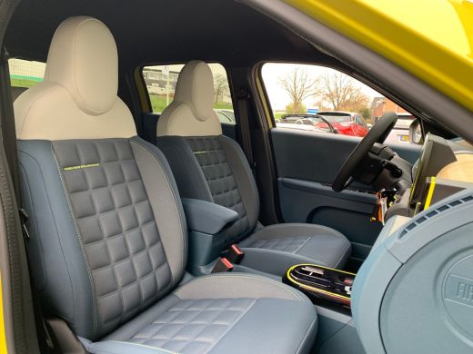 Fiat Grande Panda 1.2 Hybrid La Prima | Achterbank in delen neerklapbaar | Achterspoiler | Achteruitrijcamera ActivLease financial lease