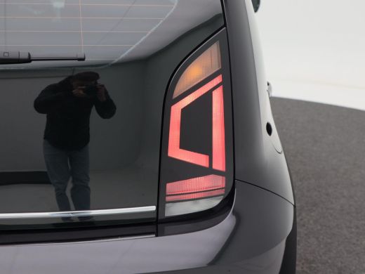 Volkswagen up! 1.0 BMT high up! Automaat | Stoelverwarming | Cruise Control | DAB | Bleutooth | Cimatronic | Ele... ActivLease financial lease