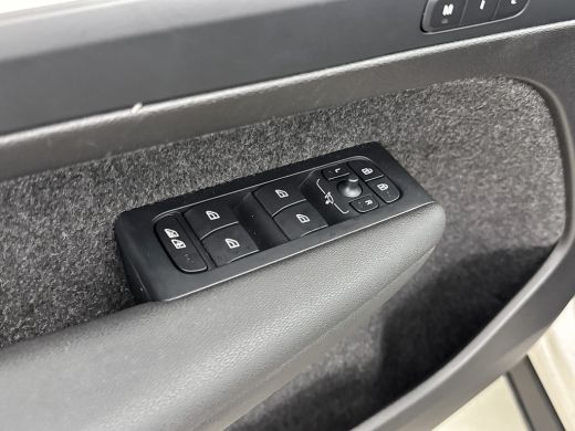 Volvo  XC40 B4 Plus Dark | 19" Allseason | Trekhaak | Voorruitverwarming | Elektr. verst. Stoelen | Harman Ka... ActivLease financial lease