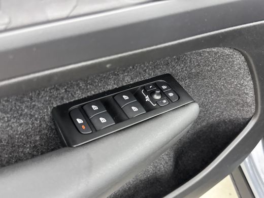 Volvo  XC40 T2 A/T Momentum Core | 17" | Navigatie | Carplay | Parkeercamera | Parkeersensoren V+A | Cruise C... ActivLease financial lease