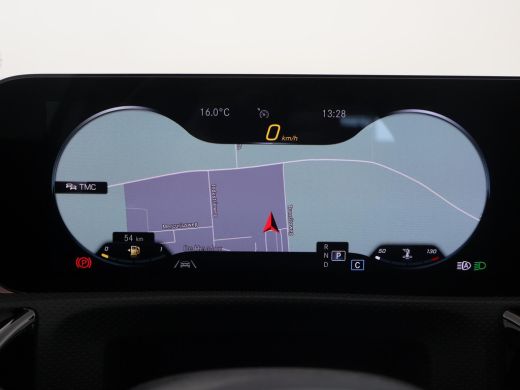 Mercedes-Benz A-Klasse 180 AUT. AMG SPORT + MBUX | SFEERVERLICHTING | CAMERA | SPORTSTOELEN ActivLease financial lease