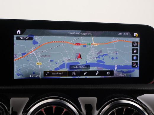 Mercedes-Benz A-Klasse 180 AUT. AMG SPORT + MBUX | SFEERVERLICHTING | CAMERA | SPORTSTOELEN ActivLease financial lease