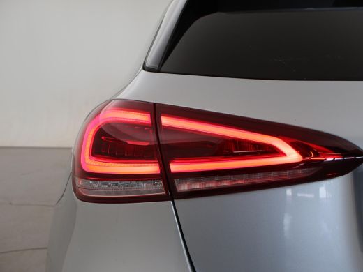 Mercedes-Benz A-Klasse 180 AUT. AMG SPORT + MBUX | SFEERVERLICHTING | CAMERA | SPORTSTOELEN ActivLease financial lease
