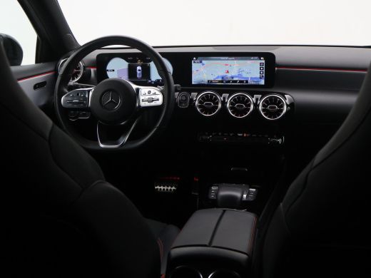 Mercedes-Benz A-Klasse 180 AUT. AMG SPORT + MBUX | SFEERVERLICHTING | CAMERA | SPORTSTOELEN ActivLease financial lease