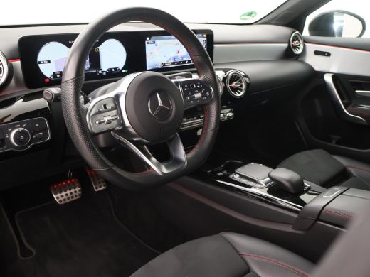 Mercedes-Benz A-Klasse 180 AUT. AMG SPORT + MBUX | SFEERVERLICHTING | CAMERA | SPORTSTOELEN ActivLease financial lease