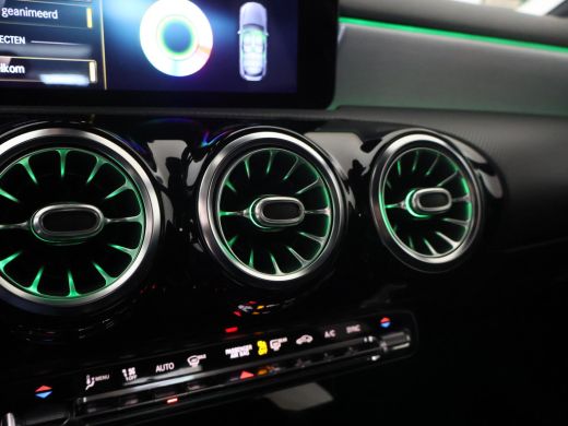 Mercedes-Benz A-Klasse 180 AUT. AMG SPORT + MBUX | SFEERVERLICHTING | CAMERA | SPORTSTOELEN ActivLease financial lease