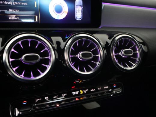Mercedes-Benz A-Klasse 180 AUT. AMG SPORT + MBUX | SFEERVERLICHTING | CAMERA | SPORTSTOELEN ActivLease financial lease