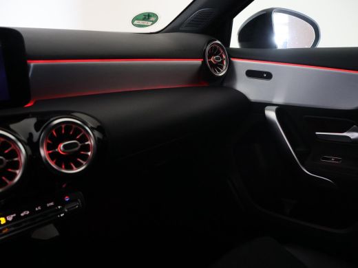 Mercedes-Benz A-Klasse 180 AUT. AMG SPORT + MBUX | SFEERVERLICHTING | CAMERA | SPORTSTOELEN ActivLease financial lease