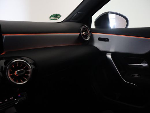 Mercedes-Benz A-Klasse 180 AUT. AMG SPORT + MBUX | SFEERVERLICHTING | CAMERA | SPORTSTOELEN ActivLease financial lease
