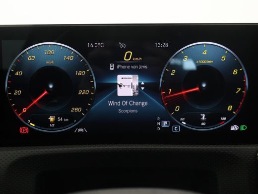 Mercedes-Benz A-Klasse 180 AUT. AMG SPORT + MBUX | SFEERVERLICHTING | CAMERA | SPORTSTOELEN ActivLease financial lease