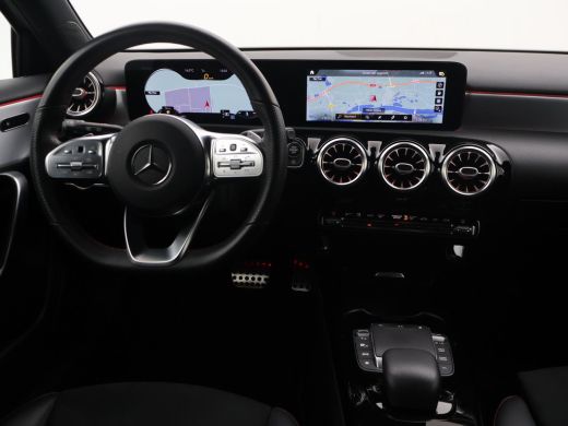 Mercedes-Benz A-Klasse 180 AUT. AMG SPORT + MBUX | SFEERVERLICHTING | CAMERA | SPORTSTOELEN ActivLease financial lease