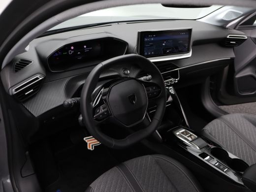 Peugeot e-208 EV Allure Avantage 51 kWh | 11 kW lader | Achterbank in delen neerklapbaar | Achterruitverwarming ActivLease financial lease