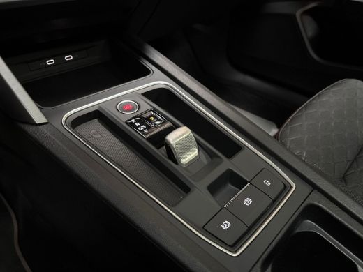 Seat Leon 1.0 eTSI FR Intense Sport Automaat (SCHUIFDAK, BLACK PACK, APPLE CARPLAY, GROOT NAVI, CAMERA, GET... ActivLease financial lease