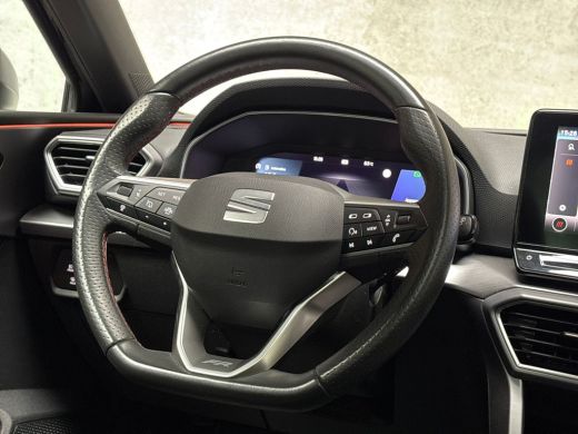 Seat Leon 1.0 eTSI FR Intense Sport Automaat (SCHUIFDAK, BLACK PACK, APPLE CARPLAY, GROOT NAVI, CAMERA, GET... ActivLease financial lease