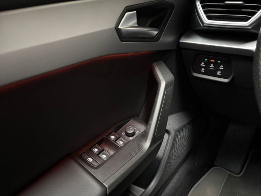 Seat Leon 1.0 eTSI FR Intense Sport Automaat (SCHUIFDAK, BLACK PACK, APPLE CARPLAY, GROOT NAVI, CAMERA, GET... ActivLease financial lease