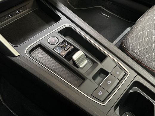 Seat Leon 1.5 eTSI FR Sport 150Pk Automaat (SCHUIFDAK, APPLE CARPLAY, GROOT NAVI, PARKEERSENSOREN, SPORTSTO... ActivLease financial lease