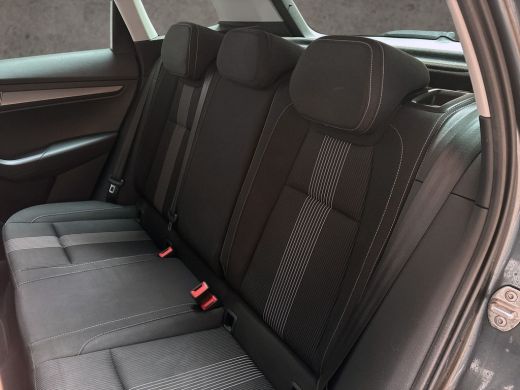 Skoda Karoq 1.0 TSI Sport Automaat (PANORAMADAK, APPLE CARPLAY, GROOT NAVI, CLIMATE, CAMERA, STOELVERWARMING,... ActivLease financial lease