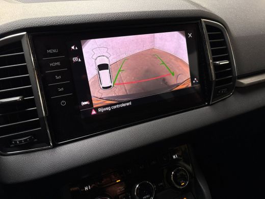 Skoda Karoq 1.0 TSI Sport Automaat (PANORAMADAK, APPLE CARPLAY, GROOT NAVI, CLIMATE, CAMERA, STOELVERWARMING,... ActivLease financial lease