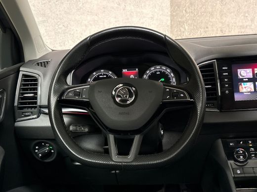 Skoda Karoq 1.0 TSI Sport Automaat (PANORAMADAK, APPLE CARPLAY, GROOT NAVI, CLIMATE, CAMERA, STOELVERWARMING,... ActivLease financial lease