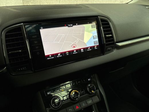 Skoda Karoq 1.0 TSI Sport Automaat (PANORAMADAK, APPLE CARPLAY, GROOT NAVI, CLIMATE, CAMERA, STOELVERWARMING,... ActivLease financial lease