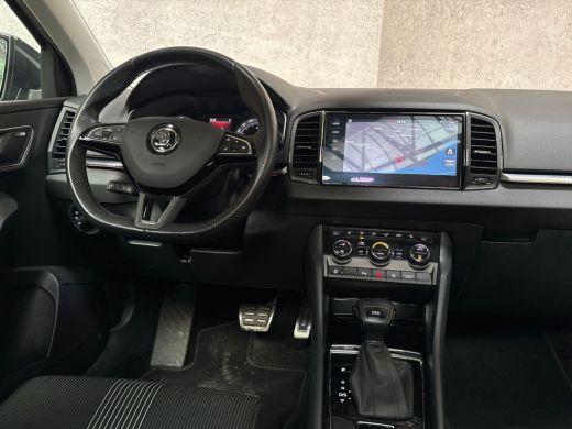 Skoda Karoq 1.0 TSI Sport Automaat (PANORAMADAK, APPLE CARPLAY, GROOT NAVI, CLIMATE, CAMERA, STOELVERWARMING,... ActivLease financial lease