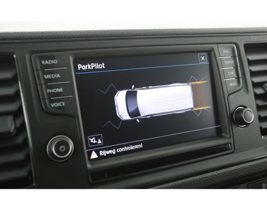 Volkswagen Crafter 2.0 TDI L3H2 | 140PK | Airco | Cruise | Trekhaak | 3 Zits | Navi | Carplay | Parkeersens. ActivLease financial lease