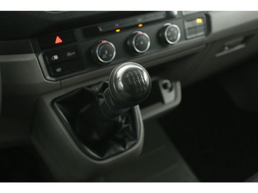 Volkswagen Crafter 2.0 TDI L3H2 | 140PK | Airco | Cruise | Trekhaak | 3 Zits | Navi | Carplay | Parkeersens. ActivLease financial lease