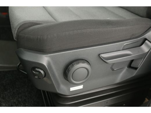 Volkswagen Crafter 2.0 TDI L3H2 | 140PK | Airco | Cruise | Trekhaak | 3 Zits | Navi | Carplay | Parkeersens. ActivLease financial lease