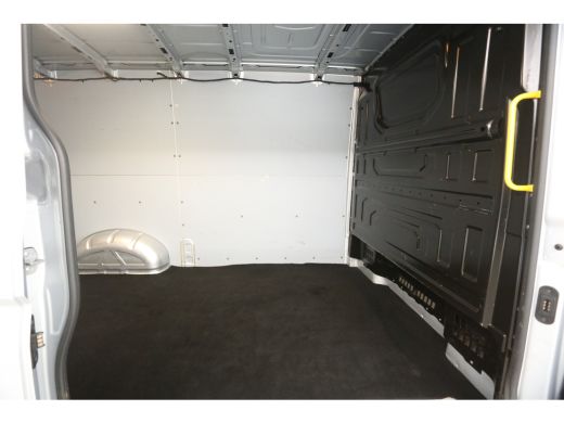 Volkswagen Crafter 2.0 TDI L3H2 | 140PK | Airco | Cruise | Trekhaak | 3 Zits | Navi | Carplay | Parkeersens. ActivLease financial lease