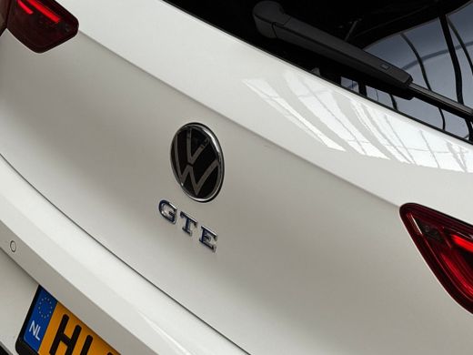 Volkswagen Golf 1.4 eHybrid GTE 245Pk Automaat (APPLE CARPLAY, GROOT NAVI, GETINT GLAS, KEYLESS, SPORTSTOELEN, PA... ActivLease financial lease