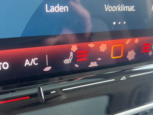 Volkswagen ID. Buzz Pro Bulli Limited Edition 86 kWh LWB 7p. | Trekhaak | Glazen Dak | Sluithulp | 7 persoons | Two-T... ActivLease financial lease