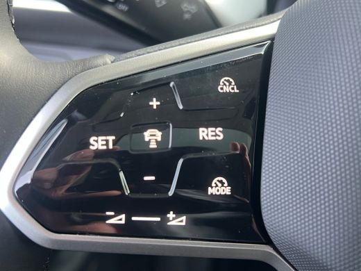 Volkswagen ID. Buzz Pro Bulli Limited Edition 86 kWh LWB 7p. | Trekhaak | Glazen Dak | Sluithulp | 7 persoons | Two-T... ActivLease financial lease