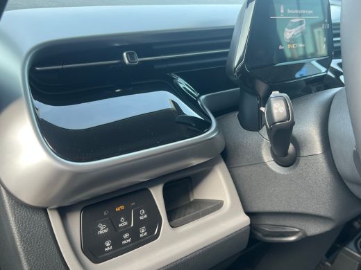 Volkswagen ID. Buzz Pro Bulli Limited Edition 86 kWh LWB 7p. | Trekhaak | Glazen Dak | Sluithulp | 7 persoons | Two-T... ActivLease financial lease