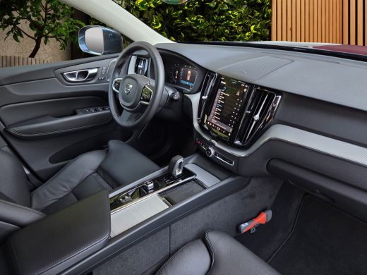 Volvo  XC60 2.0 T6 Plug-in hybrid AWD Plus Bright | Trekhaak | 360 Cam | Pano | Memory | Harman/Kardon ActivLease financial lease