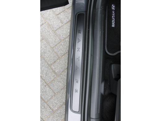 Hyundai Santa Fe 1.6 T-GDI PHEV Black Line 4WD 7p. | Achterruitverwarming | Achteruitrijcamera | Adaptief demping ... ActivLease financial lease