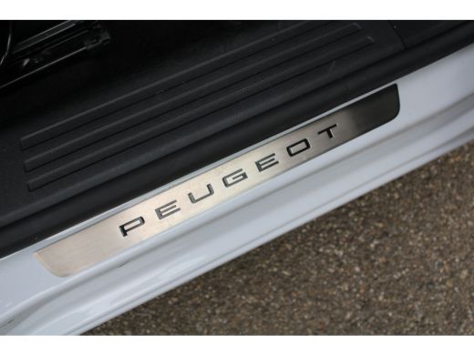 Peugeot e-2008 EV GT 54 kWh | Navigatie | Panorama/schuifdak | Fase 3 laden | Camera voor + achter | 18 Inch LMV | ActivLease financial lease