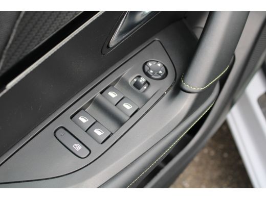 Peugeot e-2008 EV GT 54 kWh | Navigatie | Panorama/schuifdak | Fase 3 laden | Camera voor + achter | 18 Inch LMV | ActivLease financial lease