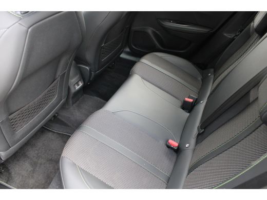 Peugeot e-2008 EV GT 54 kWh | Navigatie | Panorama/schuifdak | Fase 3 laden | Camera voor + achter | 18 Inch LMV | ActivLease financial lease