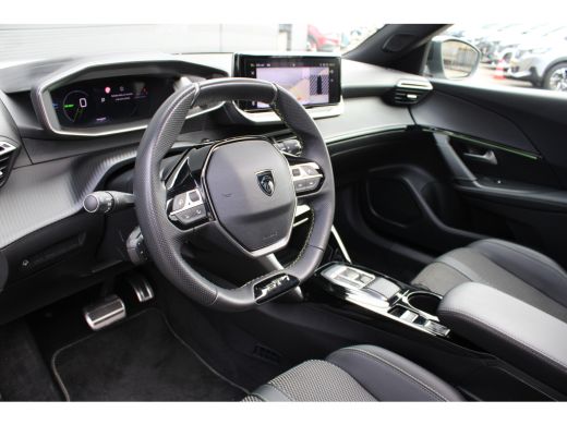 Peugeot e-2008 EV GT 54 kWh | Navigatie | Panorama/schuifdak | Fase 3 laden | Camera voor + achter | 18 Inch LMV | ActivLease financial lease