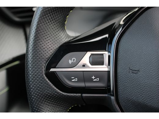 Peugeot e-2008 EV GT 54 kWh | Navigatie | Panorama/schuifdak | Fase 3 laden | Camera voor + achter | 18 Inch LMV | ActivLease financial lease