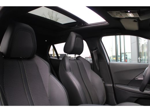 Peugeot e-2008 EV GT 54 kWh | Navigatie | Panorama/schuifdak | Fase 3 laden | Camera voor + achter | 18 Inch LMV | ActivLease financial lease