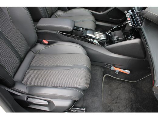 Peugeot e-2008 EV GT 54 kWh | Navigatie | Panorama/schuifdak | Fase 3 laden | Camera voor + achter | 18 Inch LMV | ActivLease financial lease