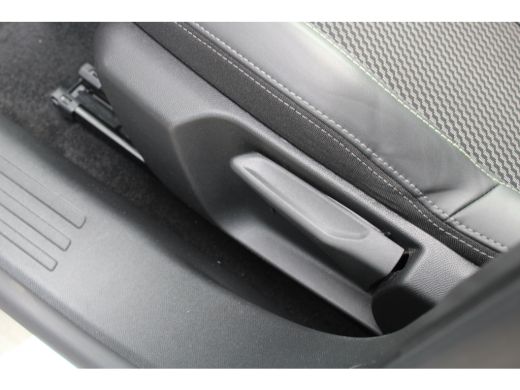 Peugeot e-2008 EV GT 54 kWh | Navigatie | Panorama/schuifdak | Fase 3 laden | Camera voor + achter | 18 Inch LMV | ActivLease financial lease