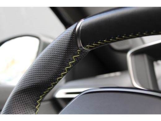 Peugeot e-2008 EV GT 54 kWh | Navigatie | Panorama/schuifdak | Fase 3 laden | Camera voor + achter | 18 Inch LMV | ActivLease financial lease